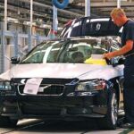 En bil sätts ihop i en fabrik. (AI text)