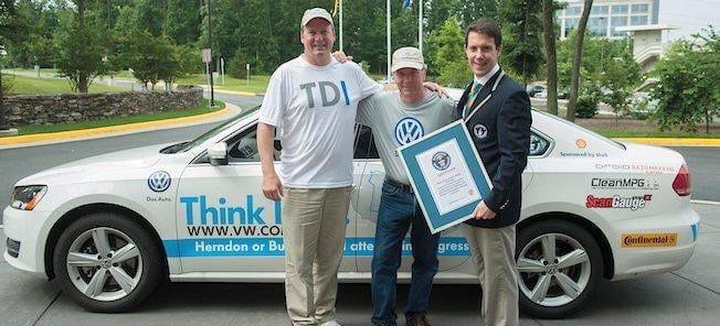 En grupp personer står bredvid en bil. (AI text)