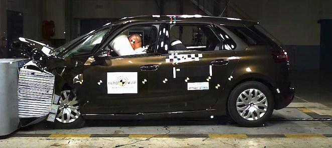 En bil undersöks i en garage. (AI text)