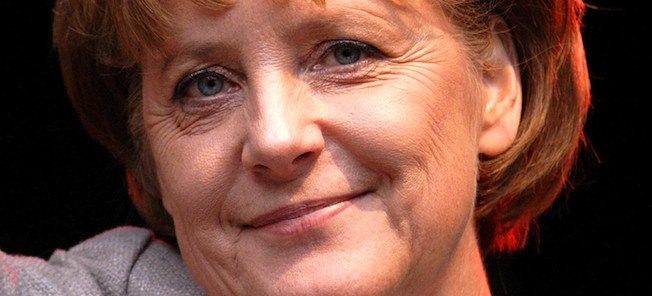 En kvinna ler mot kameran. (AI text)