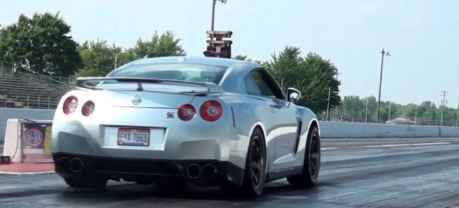 En Nissan GT-R (AI text)