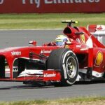 En Ferrari F1-bil kör längs banan. (AI text)