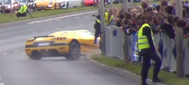 En gul sportbil står parkerad på en parkeringsplats. (AI text)