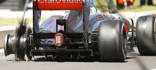 En racebil försämras hastighet på grund av en kollision. (AI text)