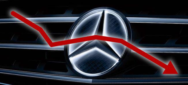 Mercedes-Benz-logotypen syns på bilen. (AI text)