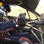 en person i en Red Bull rallybil (AI text)