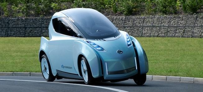 En framtida bil kör nedför en väg. (AI text)