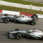 Mercedes F1-bilar tävlar på banan (AI text)