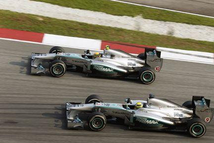 Mercedes F1-bilar tävlar på banan (AI text)