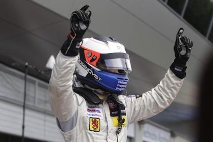 En racerförare firar efter att ha vunnit loppet. (AI text)