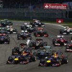 En racebil kör snabbt längs banan. (AI text)