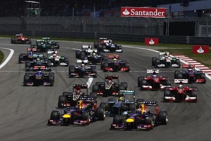 En racebil kör snabbt längs banan. (AI text)