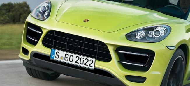 Den nya Porsche Macan Ss är en grön bil som kör längs en väg. (AI text)