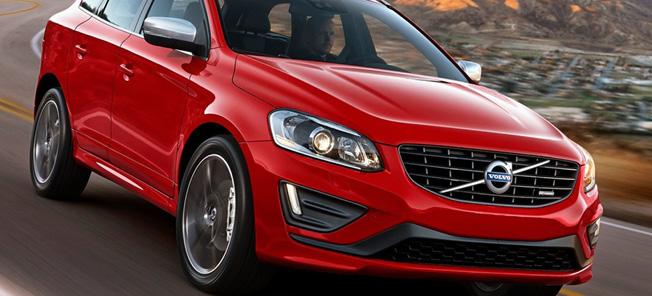 En röd Volvo XC90 SUV kör nedför en bergsväg. (AI text)