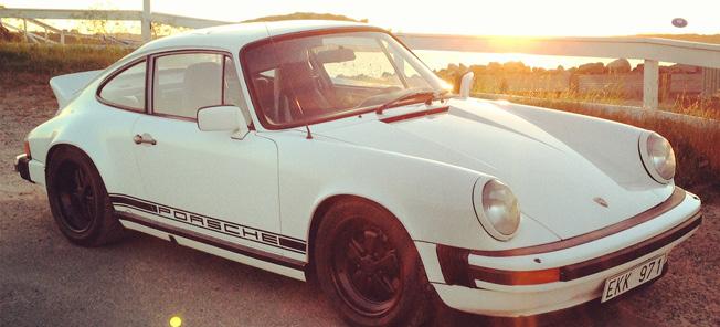 En Porsche 911 parkerad vid vägkanten. (AI text)