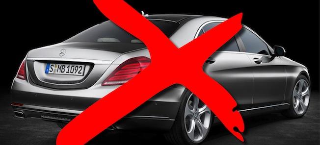 En Mercedes-Benz C-klass med en röd x på den. (AI text)