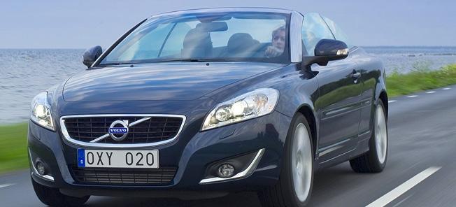 En Volvo S60 kör längs en väg. (AI text)
