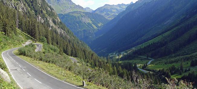 en väg som snirklar sig genom bergens dalgångar (AI text)