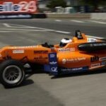 en race car körande på en bana (AI text)