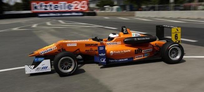 en race car körande på en bana (AI text)