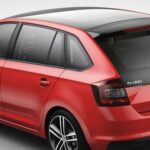 En röd Skoda Fabia kombi (AI text)