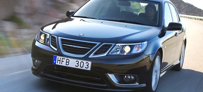 En svart bil kör nerför en bergsväg. (AI text)