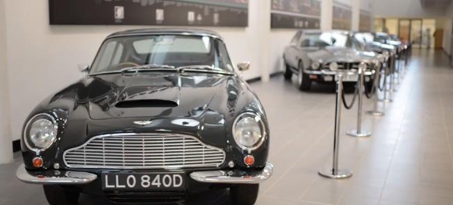 En Aston Martin DB9 parkerad i ett museum. (AI text)