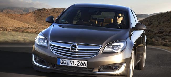 En bil kör nedför en bergsväg. (AI text)