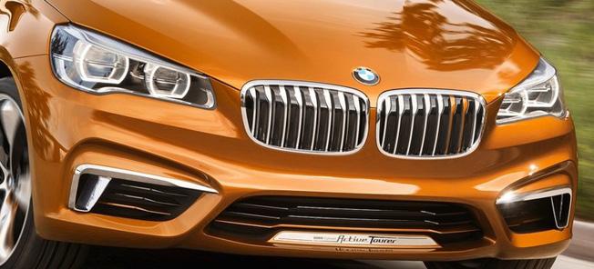 BMW X1 kör längs vägen (AI text)