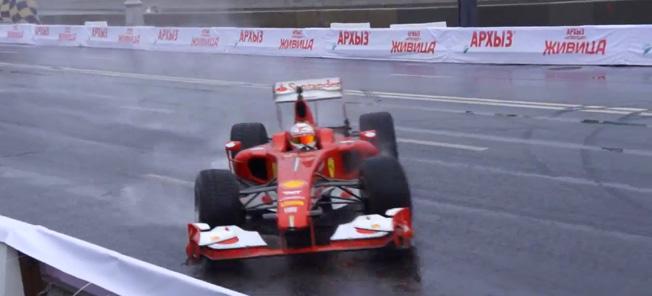 En racebil körs längs en blöt väg. (AI text)