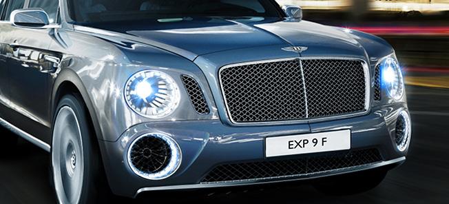 den nya Bentley- SUV:an kör längs vägen (AI text)