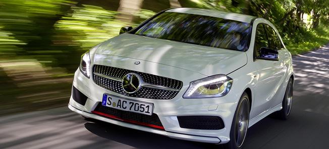 En Mercedes-Benz A-klass kör på en landsväg. (AI text)