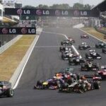 En racebil kör nerför en bana. (AI text)