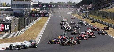 En racebil kör nerför en bana. (AI text)