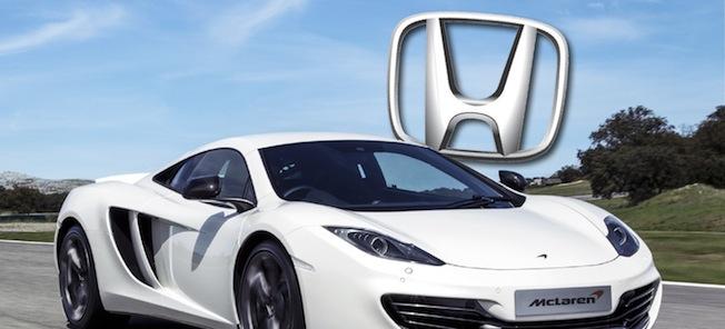 En vit sportbil kör på en bana. (AI text)