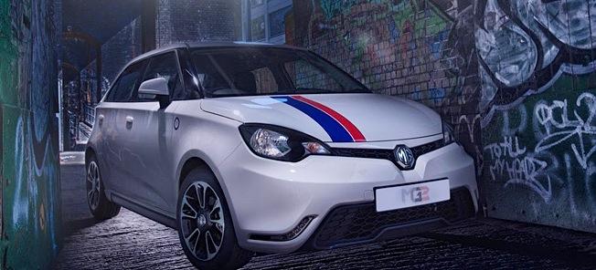 En liten bil parkerad i en mörk gränd. (AI text)