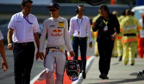 en racerbilförare promenerar längs banan (AI text)