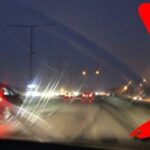 En bil med en mobiltelefon i baksätet. (AI text)