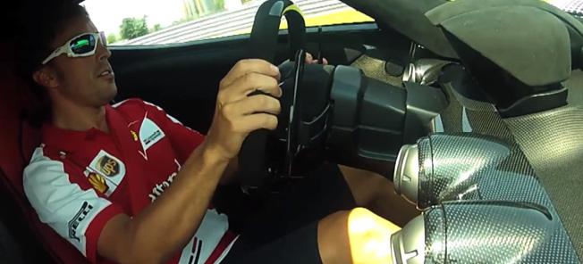 En man kör bil. (AI text)