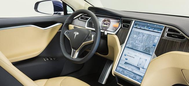 interiören av en Tesla Model S (AI text)