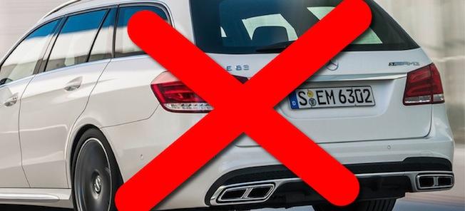 En vit Mercedes-Benz E-klass med ett rött "Nej"-tecken. (AI text)