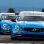 Volvo-bilar på en racerbana (AI text)