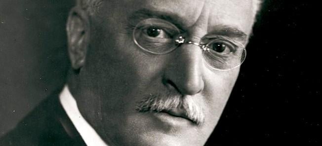 En man i kostym och slips (AI text)