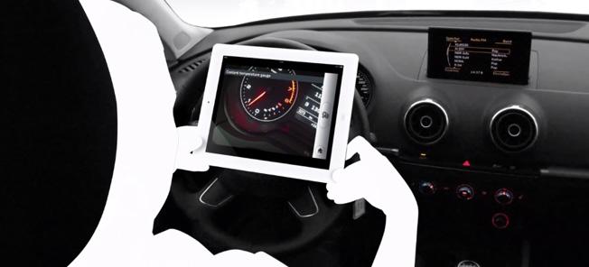 En person sitter i en bil och använder en surfplatta i instrumentbrädan. (AI text)