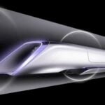 En futuristisk tåg visas i bakgrunden. (AI text)