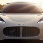 En vit sportbil kör nedför en motorväg. (AI text)