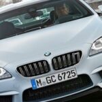 BMW M6 Gran Coupé kör ner vägen (AI text)