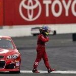 En racebil kör på banan. (AI text)