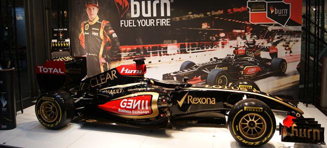 En Lotus F1-bil utställd i ett museum. (AI text)