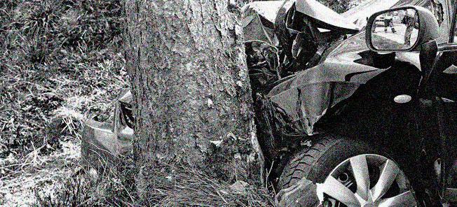 En bil står parkerad i skogen. (AI text)